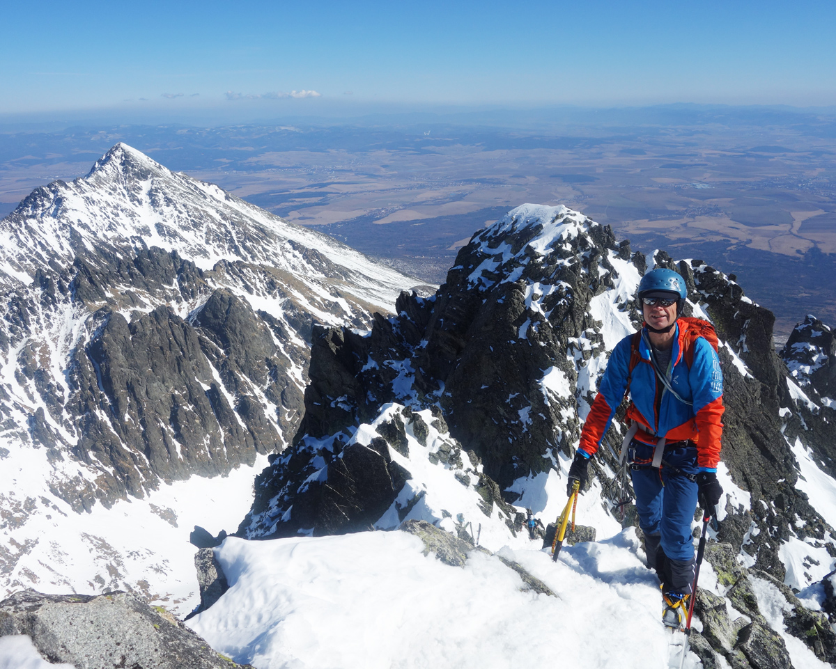 gerlach-v-zime-s-lyzami-a-este-aj-s-koncistou